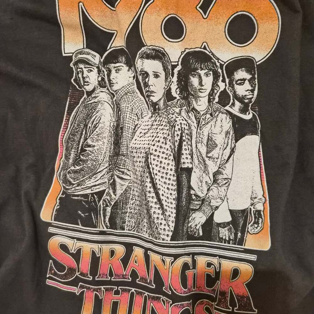 Unique, Old-sckool, retro - Stranger Things 1986 Cast Graphic Crew Neck T-Shirt